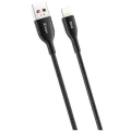 Cablu USB-A to Lightning SJX323L de 30W conectat la un iPhone, în timpul încărcării rapide.